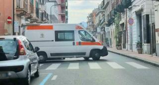 Ambulanță intervine pe o stradă din Sicilia