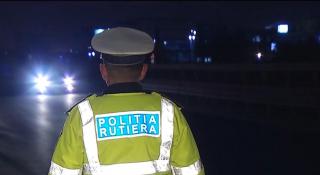 Polițist supraveghează traficul pe autostradă, la intrarea în București