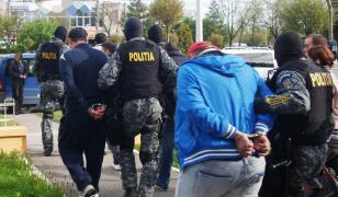 Hackeri români, arestați de DIICOT și Secret Service, extrădați în America