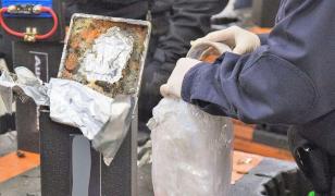 Droguri de 1,3 miliarde de dolari, găsite ascunse în trei containere cu boxe