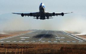 Aterizare de urgenţă pe Aeroportul Otopeni. Avion cu 150 de pasageri, probleme la motor