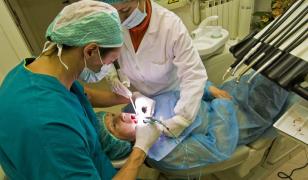 Un zidar cu 8 clase din Gruiu, Ilfov s-a dat drept dentist