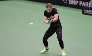Simona Halep lovește mingea pe teren, la antrenament