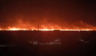 Farul vechi din Sulina, înconjurat de flăcări