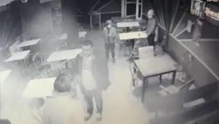 Angajata unui bar din Suceava, bătută cu sălbăticie de un client. A fost lovită fără milă când a refuzat să-l mai servească pe individ