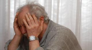 Bătrân din Italia, îmbrăţişat, pupat şi lăsat fără pensie de o româncă. Omul abia îşi ridicase banii de la poştă