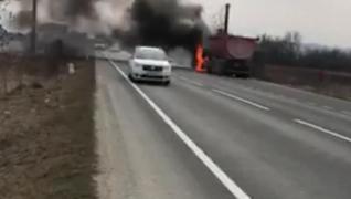 Camion în flăcări pe şosea