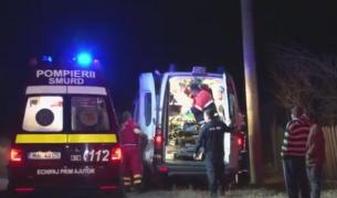 Bărbat incendiat preluat de medici cu ambulanța