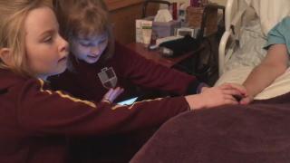 Gemenele cântă și își țin de mână mama