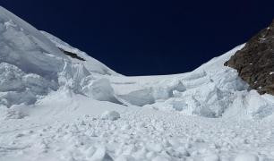 Pericol de avalanşe în majoritatea masivelor montane. Stratul de zăpadă este instabil