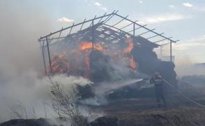 Incendiu violent Bacău, şa un depozit de materiale de construcţii