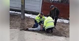 Bărbatul acuză poliţiştii că l-au agresat
