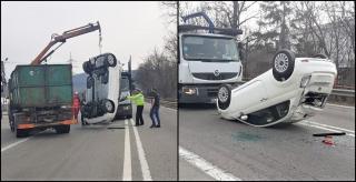 Un Fiat s-a desprins de pe platformă, în Vâlcea. A fost lovit în plin de o maşină în care se aflau doi copii