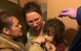 Casa era plină de gunoaie, mirosul era insuportabil, iar gândacii mişunau prin toate colţurile