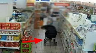 Românce filmate cum fură în Roma, cu bebeluşul în cărucior, 40 de cutii de conserve şi 10 sticle de whisky (Video)