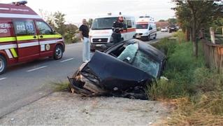 3 copii au ajuns la spital, după ce tatăl unui dintre ei a lovit cu maşina un cap de pod, ocupat cu alte lucruri în timp ce era la volan