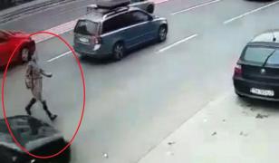 Video cu momentul în care o tânără se aruncă în faţa maşinii, la Timişoara