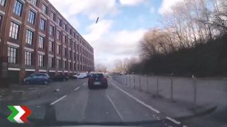 Momentul în care acoperişul unei clădiri cade peste o maşină, în Koln. O furtună puternică a făcut ravagii în Germania (Video)