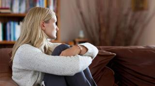 Un deţinut ameninţă psihologul, de care s-a îndrăgostit, că îi va distruge chipul de zână cu acid de baterie