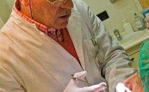 Un român din Italia a murit la dentist, sub privirile neputincioase ale fiului său