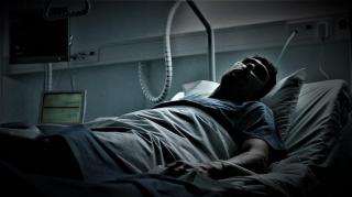 Un tânăr din Vaslui şi-a lovit prietenul cu barosul în cap, pentru că nu a vrut să-i împrumute iubita o noapte