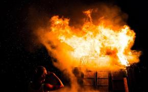 Asistentă medicală din Vaslui întră în flăcări şi salvează un bebeluş de 9 luni dintr-o casă arzând