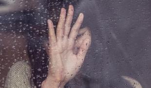 Tată din Rădăuţi arestat după ce i-a făcut un copil fiicei sale, o minoră de 14 ani