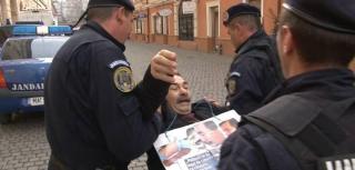 Bărbatul care a vrut să-şi dea foc, prins de jandarmi