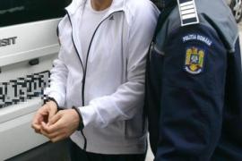 Tânăr din Dorohoi întrerupt de poliţişti în timp ce batjocorea o femeie de 90 de ani în propria casă