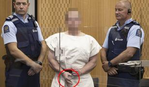 Primele imagini cu teroristul din Noua Zeelandă, legat în cătuşe în faţa instanţei