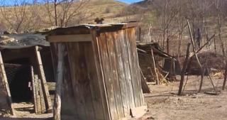 Toaleta din curtea unei case dintr-un sat