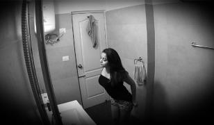 Soţul gelos a montat o cameră video în baia apartamentului din Brăila