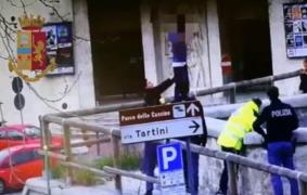 Un român care intenţiona să se arunce de pe un pod din Florenţa, tras de pe balustradă de o poliţistă (Video)