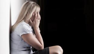 Româncă din Anglia cere ajutor, după ce ar fi fost agresată în faţa casei de 10 tineri, publică imagini de coşmar