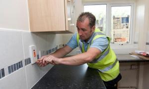 A rămas fără 30.000 de lei, după ce un bărbat i-a "verificat" instalaţia electrică, la Hunedoara