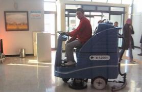 Doi români au furat utilajul pentru spălat pardoseala gării din Roma