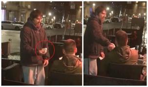 Gest de omenie al unui tânăr pentru un om fără adăpost