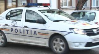 Maşină de poliţie staţionată într-o parcare