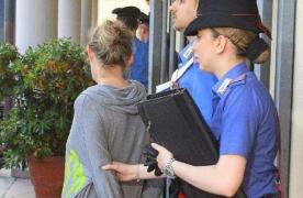 Româncă din Salerno descoperă metoda perfectă de furat haine, exagerează şi e prinsă cu 40 de rochii în rucsac