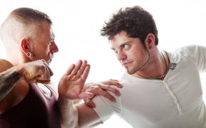 Tânără agresată de 4 bărbaţi într-un local, toţi bătuţi măr de iubitul fetei, în faţa ei, la Târgu Jiu (Video)