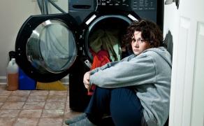 Tânără salvată de vecini, la Giurgiu, după ce i-a spus soţului că are un amant de foarte mult timp