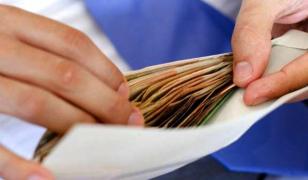 Un medic din Carei a înapoiat un plic cu bani pe care o bătrânică i l-a strecurat printre acte