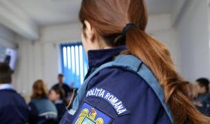 Polițistă la o secție de poiliție din România
