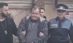 Polițista îl duce pe agresorul sexual în cătușe