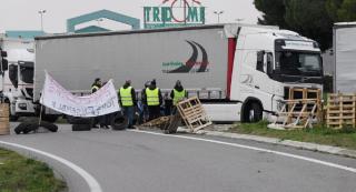 Şofer român de TIR agresat de vestele galbene