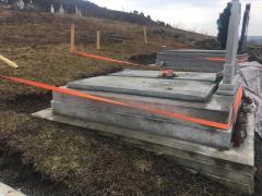 Mormintele o iau la vale, la Sângeorzu Nou. Oamenii le-au prins cu cingători (Video)