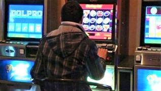 Tânăr din Piteşti pierde toţi banii la păcănele, jefuieşte o pizzerie să facă rost de bani, prins tot la aparate unde, culmea, câştigase