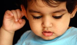 Bărbatul şi-a vândut copilul pe internet