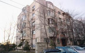 Un tânăr a sărit de pe bloc, pe Barbu Văcărescu, în Sectorul 2 al Capitalei. Intervin pompierii şi medicii