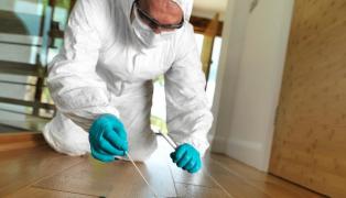 Un bărbat din Sighet a intrat peste fosta soţie în casă, deşi avea ordin de restricţie şi a înjunghiat-o mortal, de faţă cu copiii